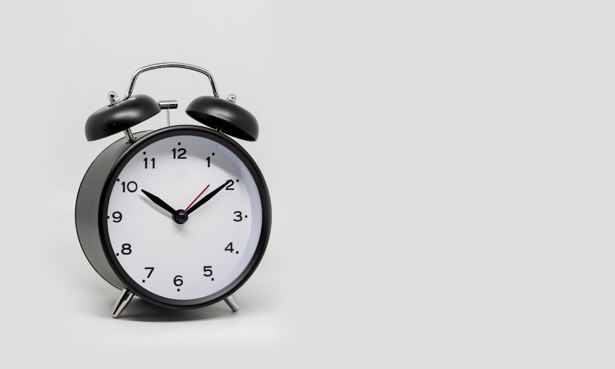 Best Analog Alarm Clocks for a Dark Bedroom